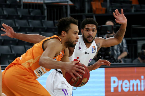 已是足坛令 已是足坛令